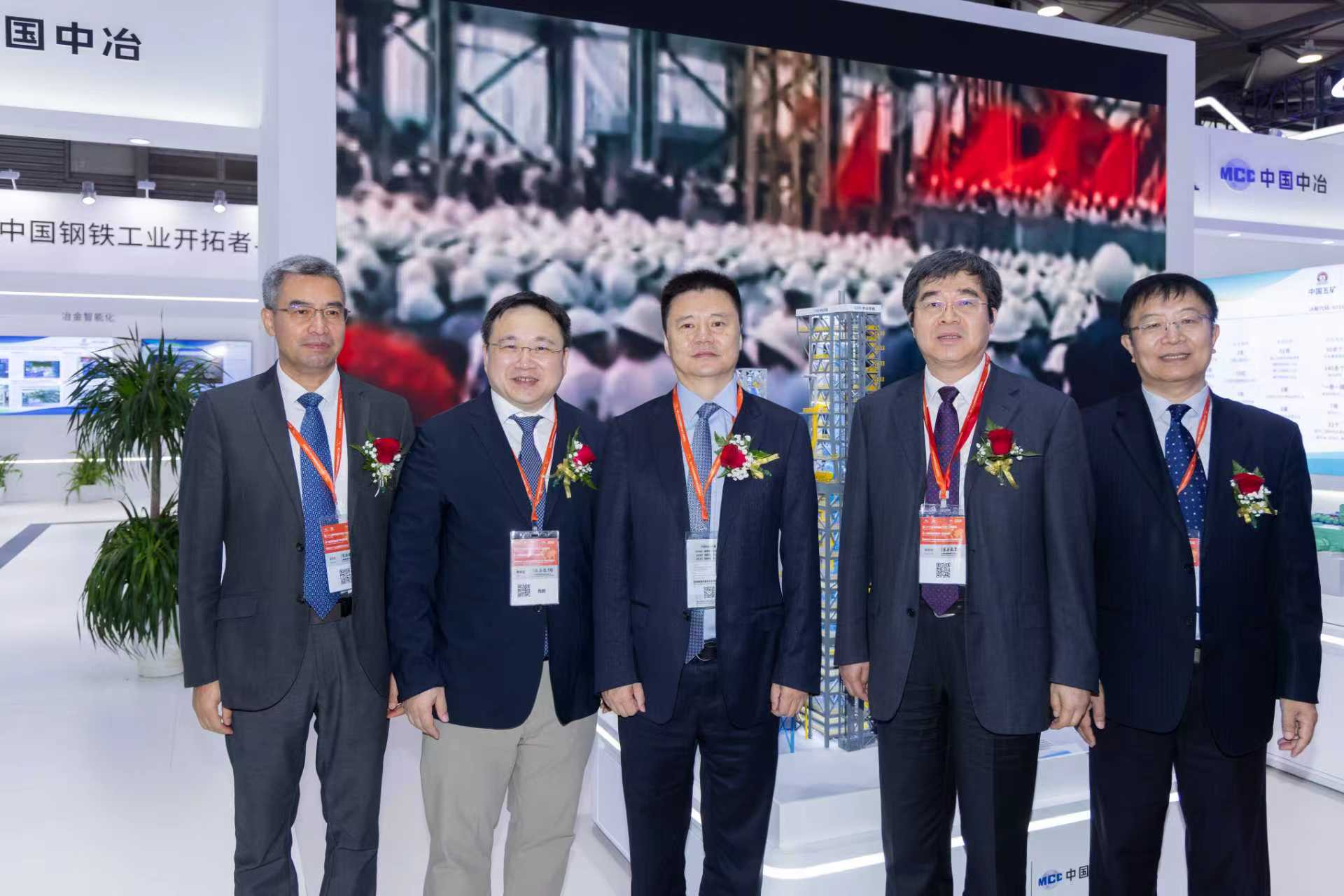 3-肖鵬與中國鋼鐵工業(yè)協(xié)會副會長兼秘書長姜維一行在展臺合影