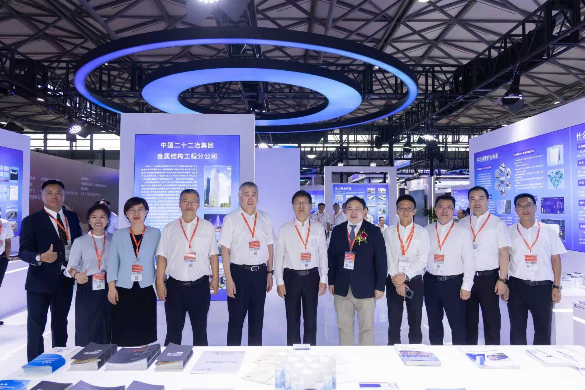 4-肖鵬與中國鋼鐵工業(yè)協(xié)會副會長夏農一行在展臺合影