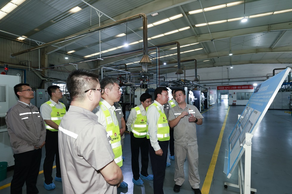 3-陳得信在南昌硬質(zhì)合金合金事業(yè)部聽取燒結(jié)工段情況介紹